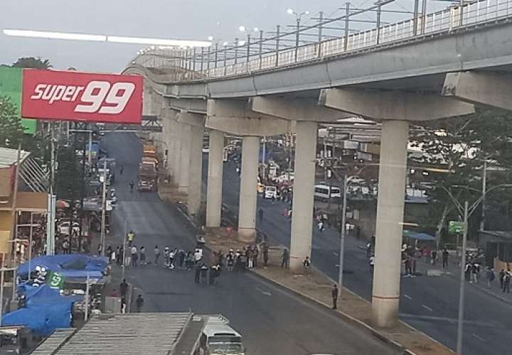 ReEsidentes de la barriada Santa Sofía, bloqueron el paso vehicular por la vía Panamerica a la altura del centro comercial La Doña.