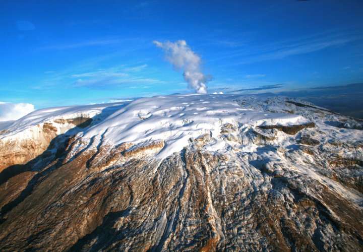 Fotografía cedida por el Servicio Geológico Colombiano que muestra la actividad actual del volcán Nevado del Ruiz, cerca a Manizales (Colombia). EFE