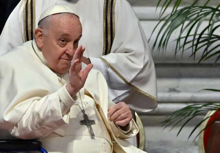Papa Francisco lava los pies de doce jóvenes presos
