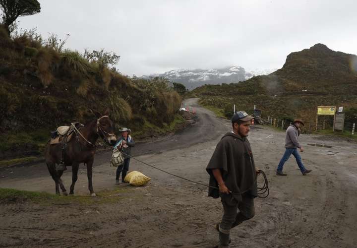 Vecinos del volcán Nevado del Ruiz temen irse, pero no quieren morir