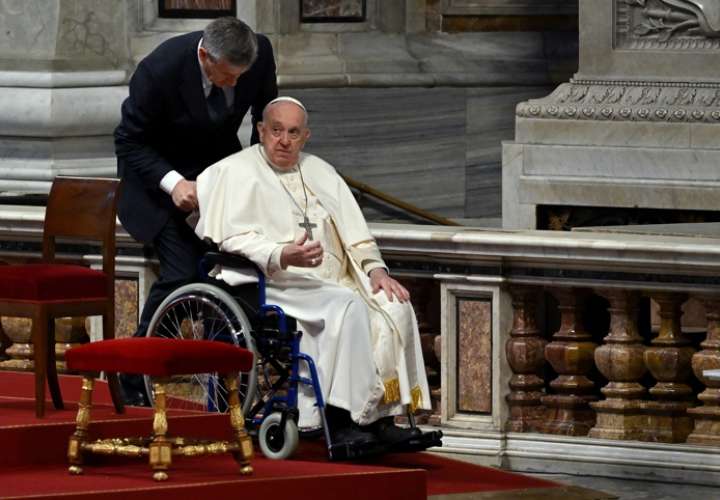 Papa no acudirá al Via Crucis y seguirá en el Vaticano