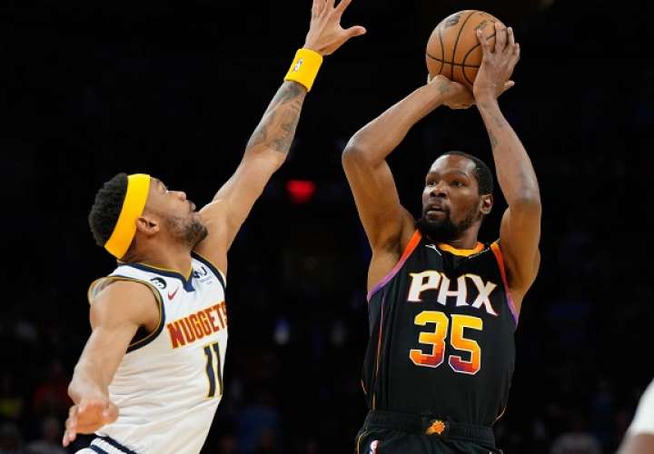 Kevin Durant (der.) ha sido de gran ayuda para los Suns en el cierre de la campaña regular.