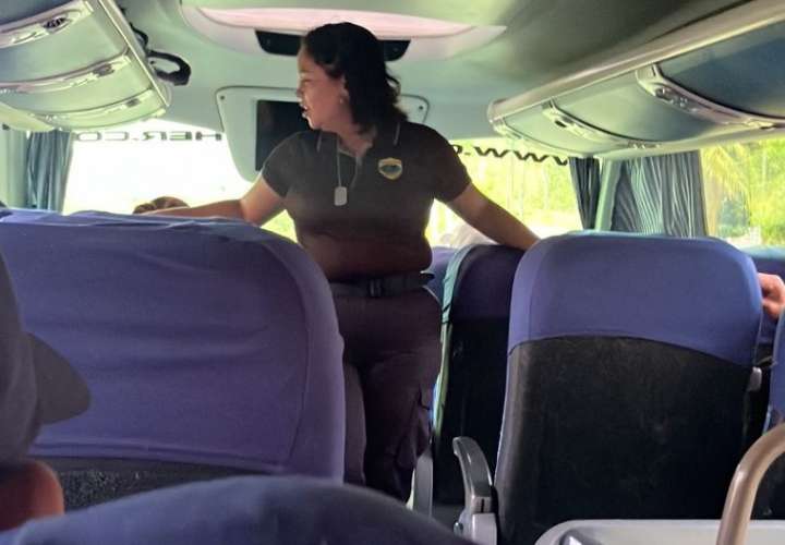 Una funcionaria de la institución fue fotografiada dentro de un bus solitando identificación a los pasajeros, fuera el Control Migratorio de Guabalá 