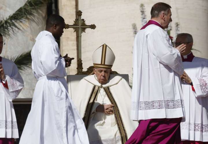 El papa Francisco durante la celebración del Domingo de Resurrección en el Vaticano. EFE