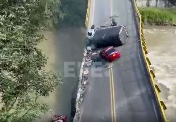 Se desploma puente en Colombia: Mueren dos policías