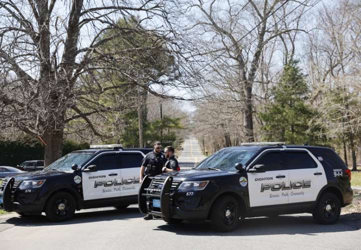 La Policía de Dighton bloquea la calle donde vive el sospechoso de filtrar documentos secretros de EE.UU., este 13 de abril de 2023, en Dighton, Massachusetts. EFE
