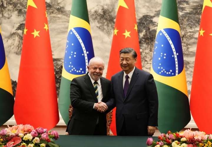 El presidente brasileño, Luiz Inácio Lula da Silva, estrecha la mano de su homólogo chino, Xi Jinping, tras la ceremonia de firma de acuerdos bilaterales en Pekín durante su visita oficial a China. EFE
