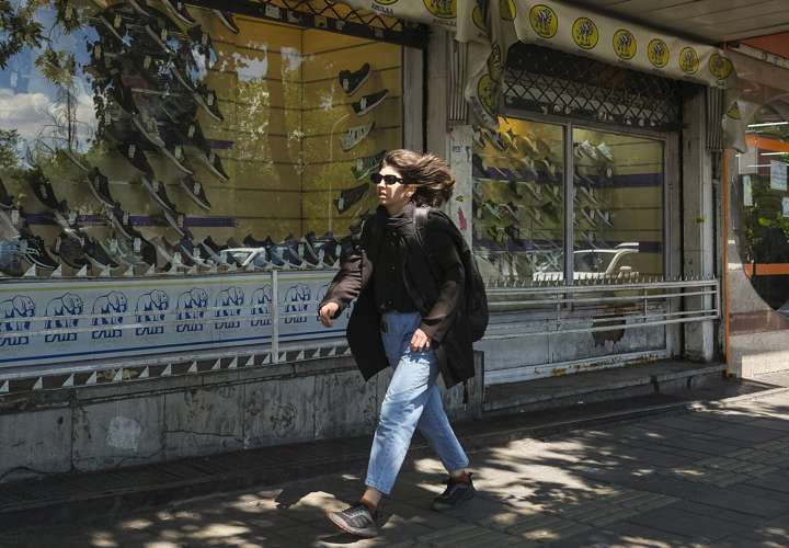 Irán comienza a perseguir a las mujeres que no usan el velo