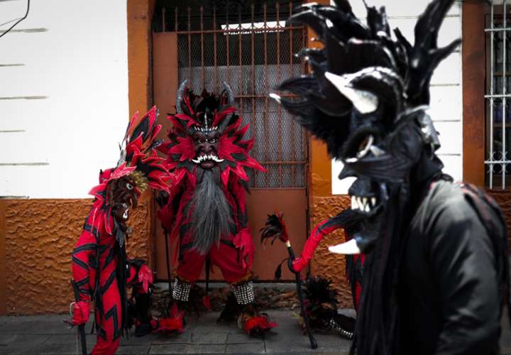 Hombres participan de la danza del gran diablo en el marco del II Festival de Diablos hoy, en la Ciudad de Panamá (Panamá). EFE