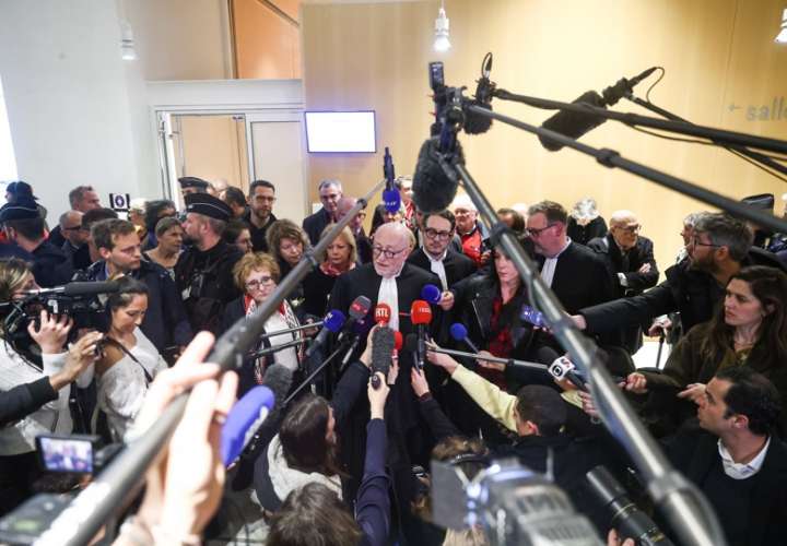 Abogados del proceso contra Air France y Airbus seguido en París hablan a la prensa tras el veredicto absolutorio para ambas compañías. EFE