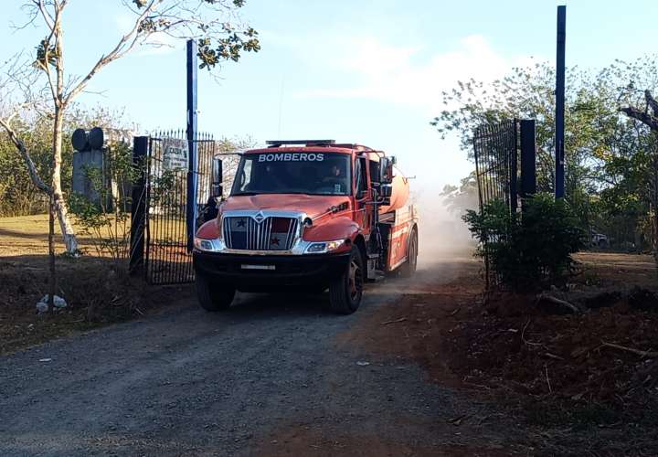 Según un informe preliminar del Cuerpo de Bomberos de Panamá, regional de Panamá Oeste, el fuego se propagó desde una finca colindante hacia un área en donde se había depositados desechos hospitalarios.