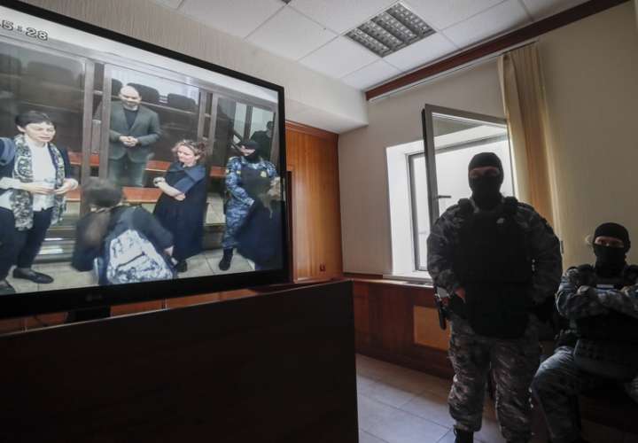 El opositor y periodista ruso Vladímir Kara-Murzá (en la pantalla) escucha su sentencia. EFE