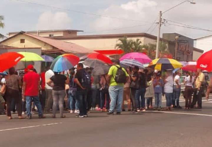 Protesta frente a la sede del Meduca, La Chorrera.