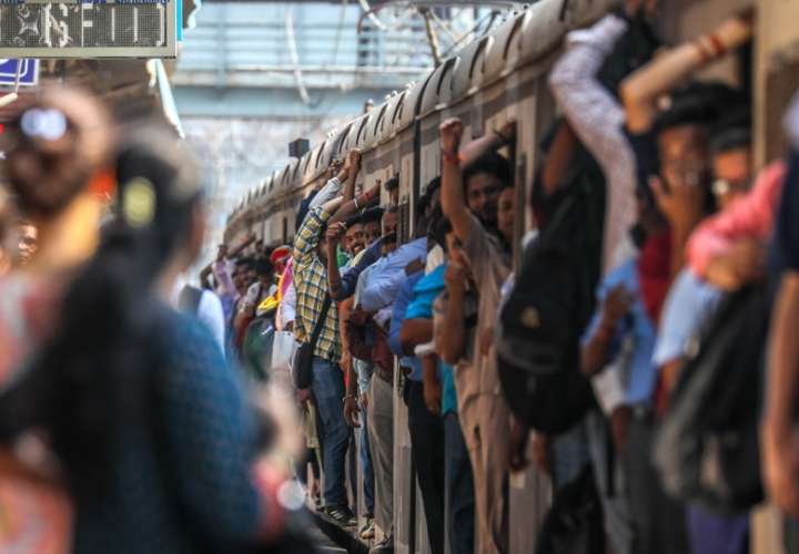 Personas viajan en tren desde la estación de Boriwali en Bombay, India, el 20 de abril de 2023. EFE