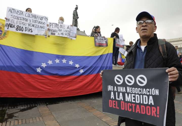  Con banderas y pancartas, un grupo de venezolanos residentes en Colombia participa hoy de una protesta en la Plaza de Bolívar de Bogotá (Colombia). EFE