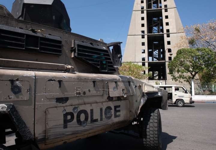 Un carro blindado de la policía presenta varios disparos de balas, debido a los enfrentamientos contra las bandas armadas, en Puerto Príncipe (Haití). EFE Archivo