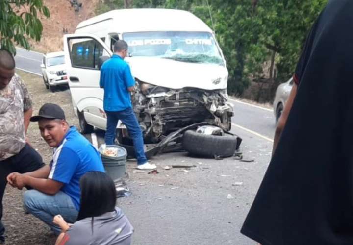 Nueve heridos en un choque entre bus y camioneta en Los Pozos