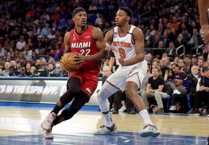 Jimmy Butler (izq.), del Miami Heat, destacó a la ofensiva. Foto: AP