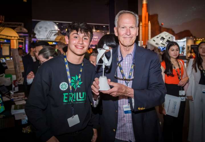 Jóvenes panameños ganan el “Power Pitch Award” en la NASA