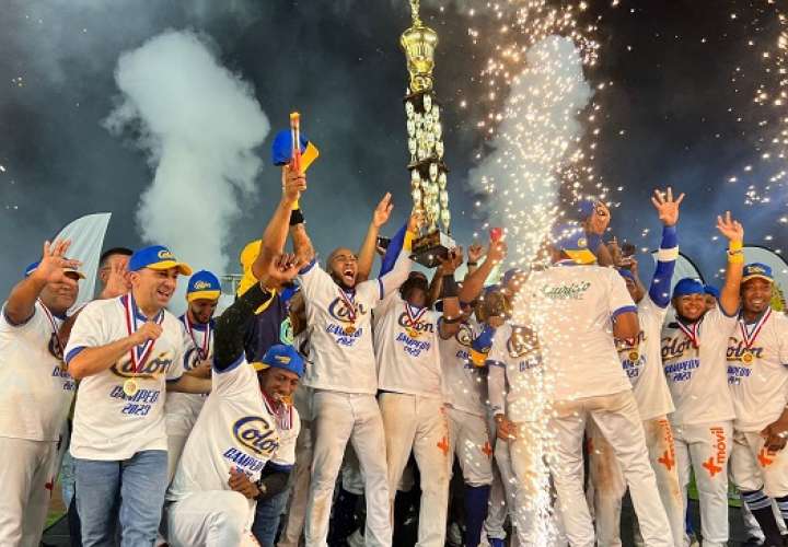 El equipo de Colón levanta el trofeo de campeón nacional del béisbol mayor. Foto: Fedebeis