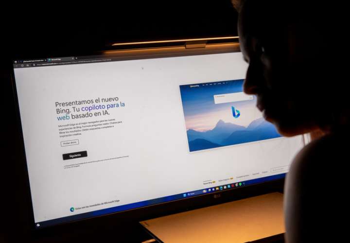 Una mujer utiliza el chat de inteligencia artificial del navegador Bing, en una fotografía de archivo. EFE