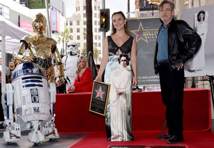 Carrie Fisher es galardonada con una estrella póstuma en Hollywood