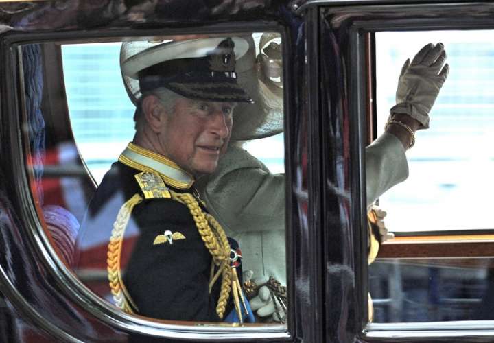 Carlos III saluda a la gente en Buckingham antes de la coronación