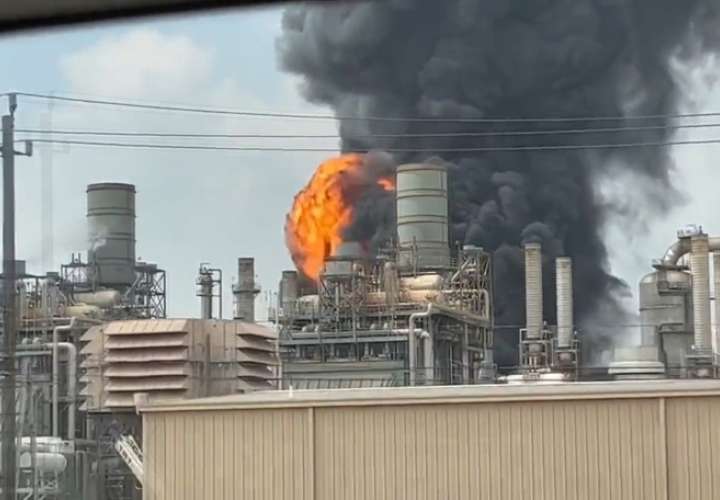 Videos en redes sociales muestran una gigantesca columna de humo y una intensa llamarada entre las torres de la planta. EFE