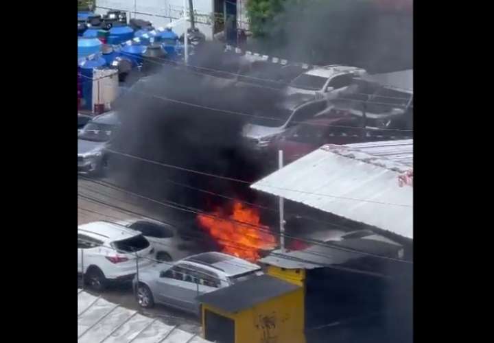 Las llamas se propagaron a tres vehículos.