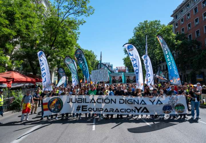 Miles de policías españoles piden aumentos y pensiones dignas