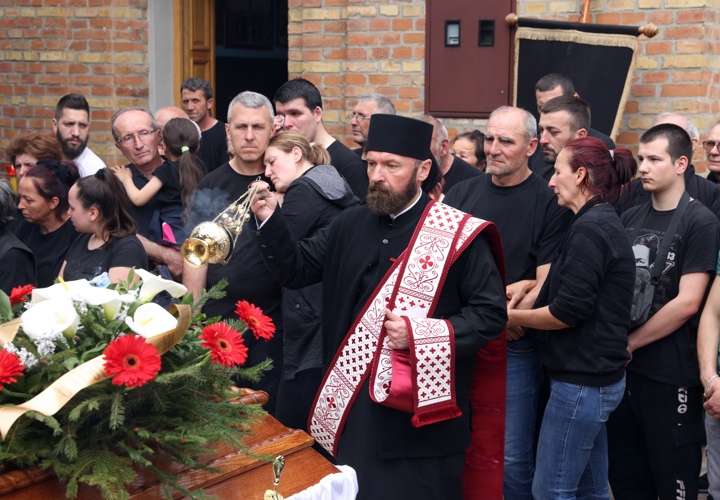Miles de serbios asisten a los entierros de víctimas de los tiroteos
