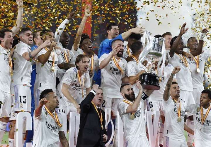 El equipo del real Madrid levanta la Copa del Rey 2023. Foto: EFE