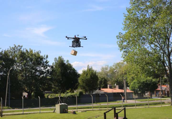 Un dron de la empresa Drone.uy, lleva un pedido en el Laboratorio Tecnológico de Uruguay. EFE