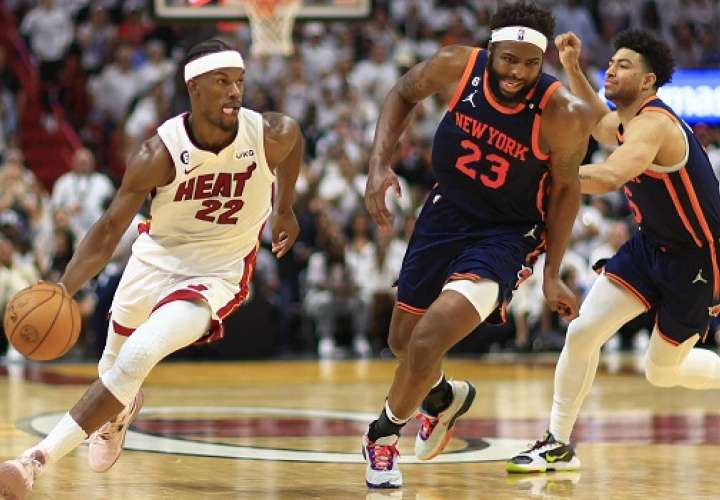 Jimmy Butler (izq.), de los Heat de Miami, destacó en la serie ante los Knicks de Nueva York. Foto: EFE