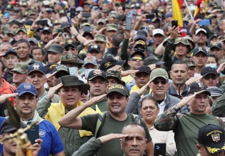 Miles de militares y policías retirados fueron registrados al protestar en contra del Gobierno del presidente de Colombia, Gustavo Petro, en la Plaza de Bolívar, en Bogotá (Colombia). EFE