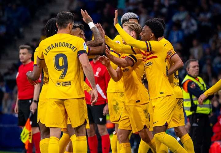 El equipo del Barcelona celebra uno de los goles anotados en el partido. Foto: EFE