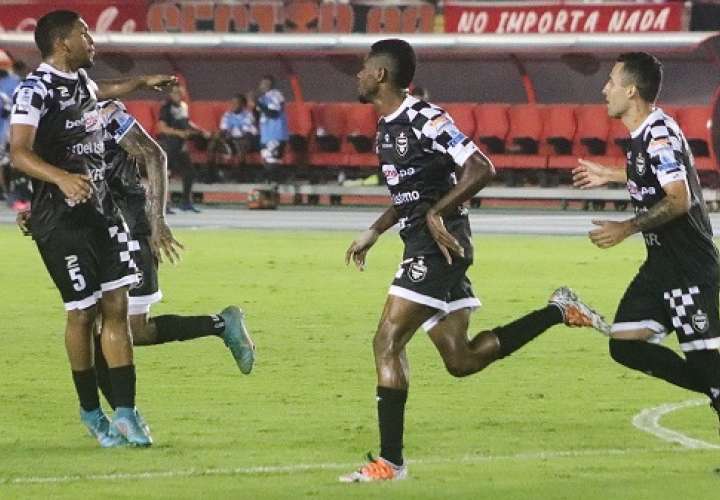 Jugadores del Tauro celebran su segunda anotación del encuentro ante el Sporting. Foto: Tauro FC