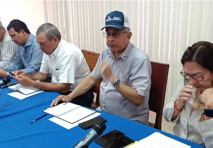 Reunión entre ministro Augusto  Valderrama, gobernadores y productores