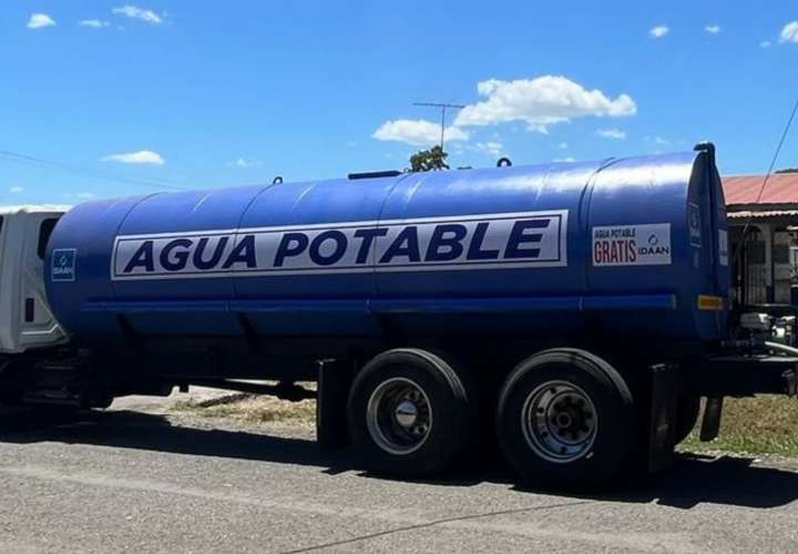 Un camión cisterna que llega una vez al día para abastecerlos de agua.