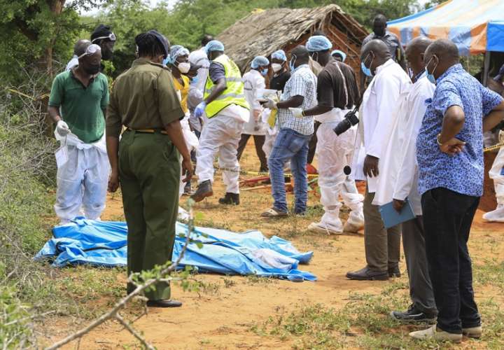 Forenses e investigadores examinan los cadáveres de las fosas donde enterraron en Kilifi (Kenya) a los presuntos miembros de una secta cristiana que ayunaron hasta morir en el sur de Kenia para reunirse con Jesucristo.  EFE