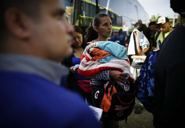 Migrantes venezolanos esperan su traslado en bus hacia Nicaragua en Paso Canoas, población fronteriza entre Panamá y Costa Rica, en una fotografía de archivo. EFE