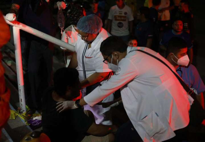 Estampida en estadio de El Salvador: 9 muertos, 100 heridos 