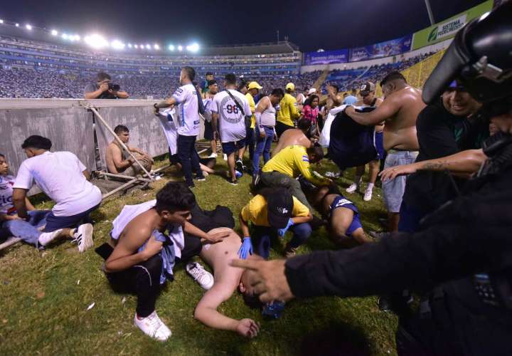 Estampida en estadio de El Salvador: 9 muertos, 100 heridos 
