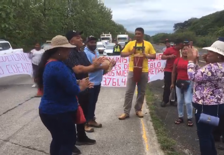 Residentes de Manglarito bloquean vía; exigen construcción de puente