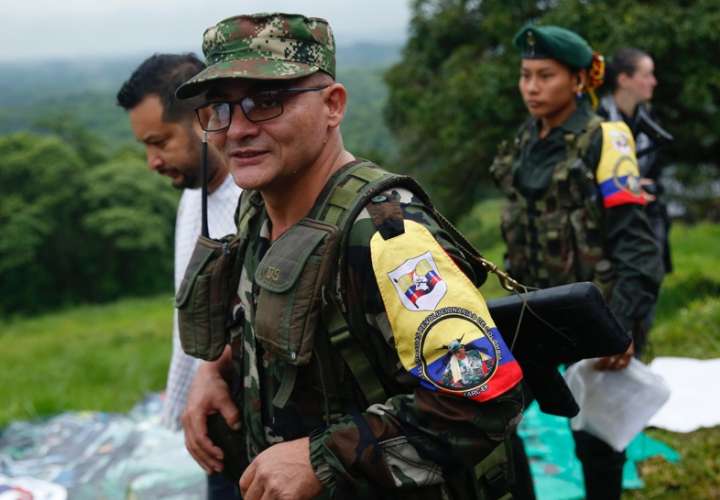 Fotografía de archivo que muestra a Alias Iván Mordisco, comandante general de la disidencia de las FARC, en San Vicente del Caguán (Colombia). EFE