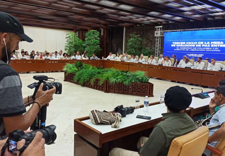 Fotografía de archivo de las delegaciones del Gobierno de Colombia y de la guerrilla del Ejército de Liberación Nacional (ELN) durante los diálogos de Paz, en La Habana (Cuba). EFE