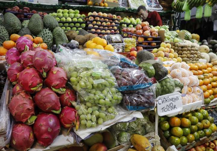 Fotografía de un puesto de venta de frutas y verduras en un mercado, en una imagen de archivo. EFE