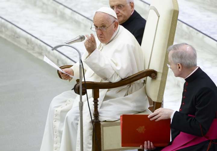 Papa reaparece  tras haber suspendido sus audiencias por fiebre