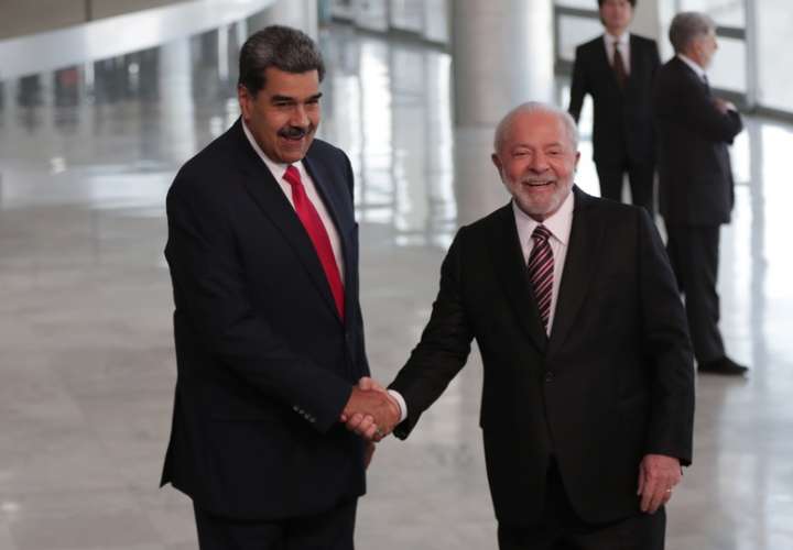 El presidente de Brasil, Luiz Inácio Lula da Silva, estrecha la mano de su homólogo venezolano, Nicolás Maduro, hoy, en el Palacio do Planalto, en Brasilia (Brasil). EFE