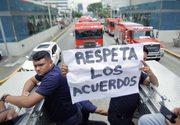 Los bomberos realizaron a nivel nacional caravanas y marchas como parte de su lucha.